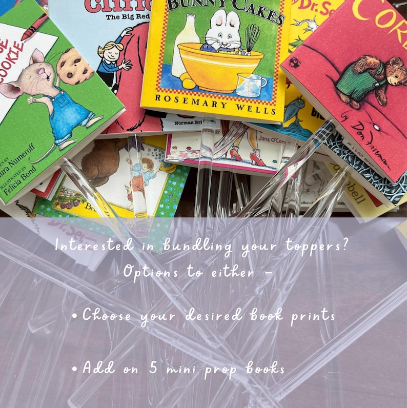 Pu&ograve; includere: Una collezione di mini topper a forma di libro con copertine colorate come Bunny Cakes e Corduroy, fissati su steli in acrilico trasparente ritorti. L'immagine include il testo: Interested in bundling your toppers? Options to either - Choose your desired book prints - Add on 5 mini prop books.