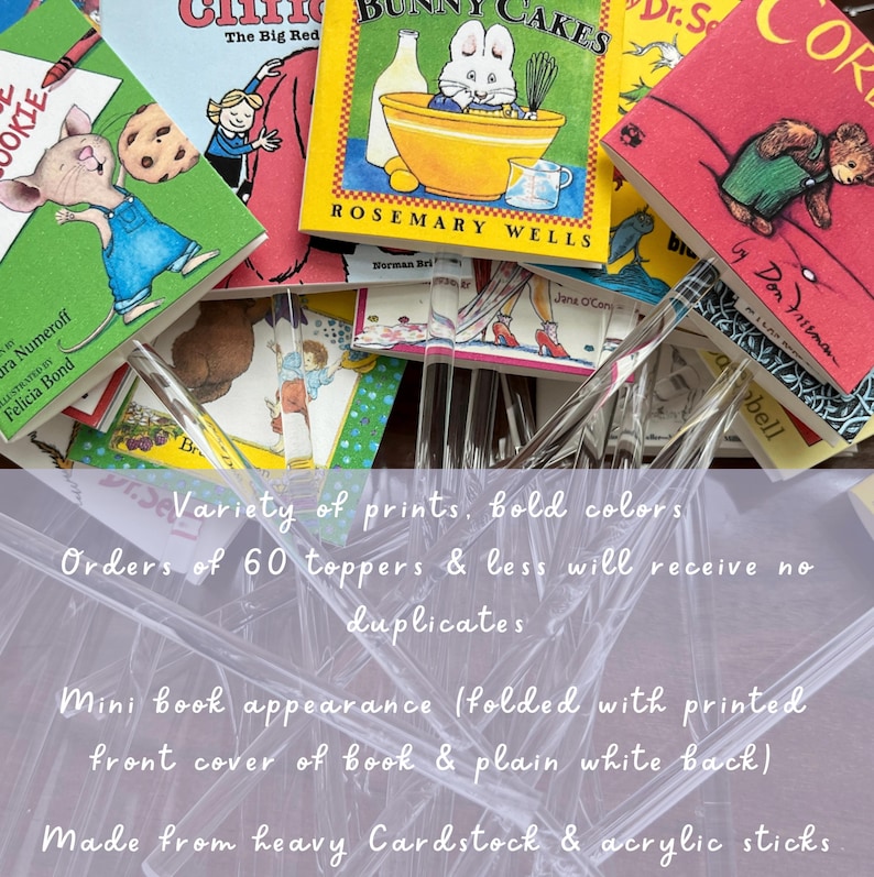 Pu&ograve; includere: Una collezione di decorazioni con copertine di libri in miniatura che presentano illustrazioni colorate tratte da varie storie per bambini. Ogni decorazione &egrave; fissata a un bastoncino in acrilico trasparente. Le copertine mostrano titoli come Bunny Cakes e Corduroy.
