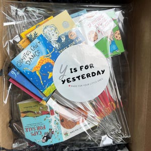 Pu&ograve; includere: Una collezione di libri per bambini tra cui Blueberries for Sal, If You Give a Mouse a Cookie, Giraffes Can't Dance e Caps for Sale, confezionati in plastica trasparente con un adesivo circolare che recita Y Is for Yesterday Made for Your Little Ones.