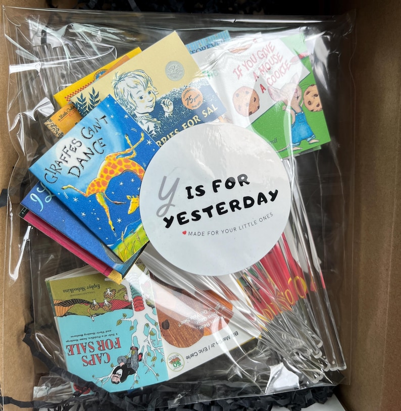 Pu&ograve; includere: Una collezione di libri per bambini tra cui Blueberries for Sal, If You Give a Mouse a Cookie, Giraffes Can't Dance e Caps for Sale, confezionati in plastica trasparente con un adesivo circolare che recita Y Is for Yesterday Made for Your Little Ones.