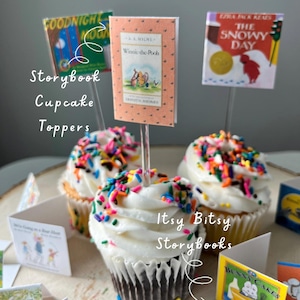 Pu&ograve; includere: Tre cupcake con glassa bianca e codette multicolori, ognuno con un topper in miniatura a forma di libro. I topper mostrano le copertine di Goodnight Moon, Winnie-the-Pooh e The Snowy Day, fissati su bastoncini trasparenti inseriti nei dolci.