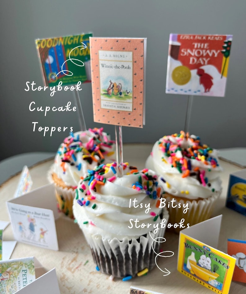 Pu&ograve; includere: Tre cupcake con glassa bianca e codette multicolori, ognuno con un topper in miniatura a forma di libro. I topper mostrano le copertine di Goodnight Moon, Winnie-the-Pooh e The Snowy Day, fissati su bastoncini trasparenti inseriti nei dolci.