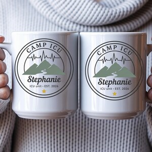 Taza personalizada para enfermera de UCI de campamento, nombre personalizado, unidad, año, diseño de montaña, cerámica de 325 ml (11 oz)