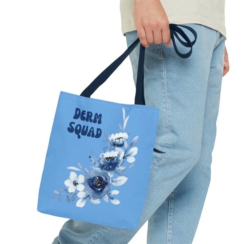 Sacs fourre-tout Derm Squad fleurs bleues cadeau dermatologie, cadeau derm Squad, sac fourre-tout, sac fourre-tout fleur sac fourre-tout mignon sac fourre-tout moyen femme image 6