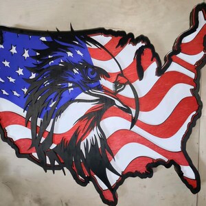 Águila patriótica en el mapa de Estados Unidos