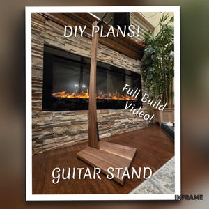 Può includere: Un supporto per chitarra in legno con finitura in noce scuro. Il supporto presenta un supporto alto e sottile e una base rettangolare ampia. Il testo sull'immagine recita "DIY PLANS!" e "Full Build Video!" con le parole "GUITAR STAND" in basso.