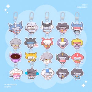 Puede incluir: Una colección de veinte llaveros de acrílico con personajes robots estilizados tipo caricatura en varios colores como azul, rojo, amarillo y morado. Cada dije incluye un broche de langosta plateado y muestra diseños de personajes únicos.