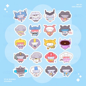Puede incluir: Una colección de veinte pegatinas pequeñas de estilo caricatura que presentan varios personajes robot con una estética chibi. Los personajes están representados en diversos colores, incluyendo azul, rojo, amarillo y gris, con expresiones faciales simples sobre un fondo azul claro.