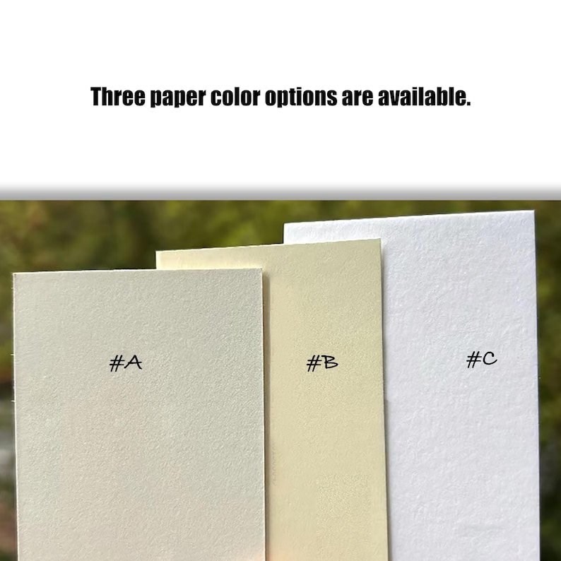 Op de afbeelding: Drie rechthoekige papierstalen met een getextureerde afwerking, gelabeld #A, #B en #C. De papierkleuren omvatten een licht cr&egrave;me, een medium geelachtig cr&egrave;me en een helder wit. De tekst "Three paper color options are available." staat bovenaan.