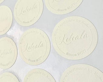 Aangepaste blinde reliëfpapiersticker van 2 x 2 inch, witte Cricle-papieren sticker voor bedrijf/cadeaupakket/kaars, reliëfzegel bruiloftsticker