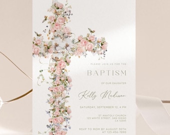 Può includere: Un invito per il battesimo bianco con una grande croce composta da rose rosa, fiori bianchi e fogliame verde ad acquerello. Il testo recita: PLEASE JOIN US FOR THE BAPTISM OF OUR DAUGHTER Kelly Madison SATURDAY, SEPTEMBER 12, 4 PM.