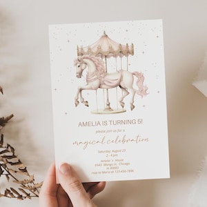 Könnte beinhalten: Eine rosafarbene und goldene Karussellpferde-Geburtstagseinladung mit dem Text "Amelia wird 5!" und "Bitte feiern Sie mit uns eine magische Feier". Die Einladung enthält Datum, Uhrzeit, Adresse und RSVP-Informationen.
