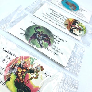 Può includere: Tre capsule di plastica con illustrazioni colorate di personaggi dei fumetti. Le capsule sono confezionate in sacchetti di plastica trasparente con inserti di carta bianca che includono il testo "Collector Caps Price Guide", "Promozione esclusiva", "Z Comic Cap", "Abbonamento speciale", "375-2154", "(808) 682-7745", "OFFERTA SPECIALE".