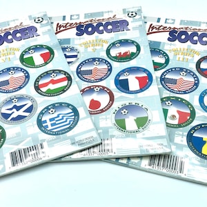 Pogs de fútbol internacionales vintage de los años 90 en cartulina de C Clarke & Associates, series de coleccionistas 3, 5 y 6