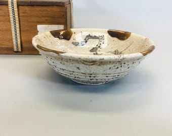 Amazon.co.jp: 人間国宝 荒川豊蔵作 志野焼 絵志野 茶碗 袱紗付