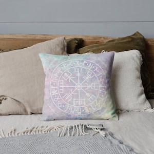 Fronha quadrada nórdica tie-dye - inspirada no design nórdico e no Mystique - cores pastéis calmantes - decoração para casa