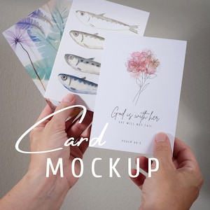 3 mock-up met drie ansichtkaarten A6-papier met persoon, handillustratie, realistisch meerdere posters, close-up wenskaartsjabloon PSD slim object