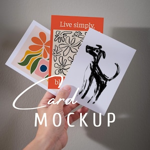 3 mock-up met drie ansichtkaarten A6-papier met persoon, handillustratie, realistisch meerdere posters, close-up wenskaartsjabloon PSD slim object