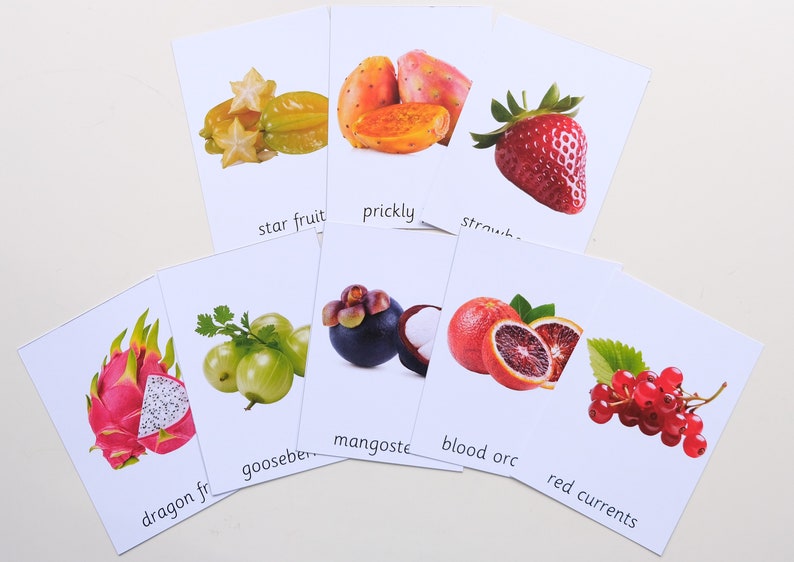 Peut inclure: Un ensemble de cartes m&eacute;moire repr&eacute;sentant diff&eacute;rents fruits, dont la carambole, la figue de Barbarie, la fraise, le fruit du dragon, la groseille &agrave; maquereau, le mangoustan, l'orange sanguine et les groseilles rouges. Chaque carte pr&eacute;sente une image du fruit et le nom du fruit &eacute;crit en dessous.