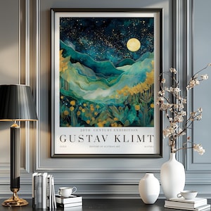 以下が含まれることがあります： 額縁に入ったアートプリント。ターコイズとゴールドの色合いの風景画、満月、星空が描かれています。プリントには「20TH CENTURY EXHIBITION GUSTAV KLIMT GOLD HISTORY OF AUSTRIAN ART AUSTRIA」と書かれています。