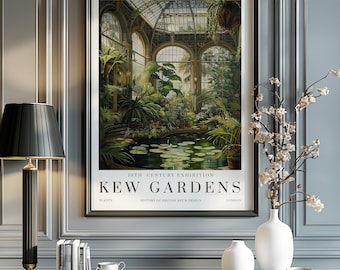 Può includere: Un poster vintage che pubblicizza una mostra del XIX secolo ai Kew Gardens. Il poster presenta un giardino interno lussureggiante e verde con uno stagno e un soffitto di vetro. Il testo sul poster recita "19th Century Exhibition Kew Gardens Plants History of British Art & Design London."