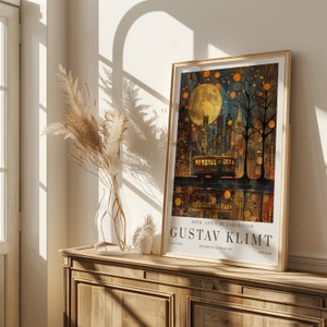 Pu&ograve; includere: Un poster che pubblicizza una mostra del XX secolo con opere di Gustav Klimt. Il poster presenta una citt&agrave; con una grande luna e un tram. Il testo "20th Century Exhibition Gustav Klimt" &egrave; stampato nella parte inferiore del poster.