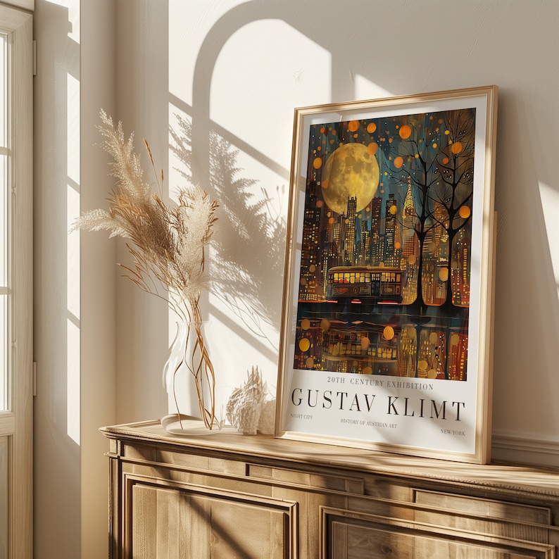 Pu&ograve; includere: Un poster che pubblicizza una mostra del XX secolo con opere di Gustav Klimt. Il poster presenta una citt&agrave; con una grande luna e un tram. Il testo "20th Century Exhibition Gustav Klimt" &egrave; stampato nella parte inferiore del poster.