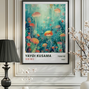 K&ouml;nnte beinhalten: Ein Poster mit einem abstrakten Gem&auml;lde von Quallen in Orange-, Rosa- und Blaut&ouml;nen vor einem gr&uuml;n-blauen Hintergrund. Das Poster tr&auml;gt den Titel "Yayoi Kusama" mit dem Text "Tokyo 1987" und "草間彌生" in Japanisch.