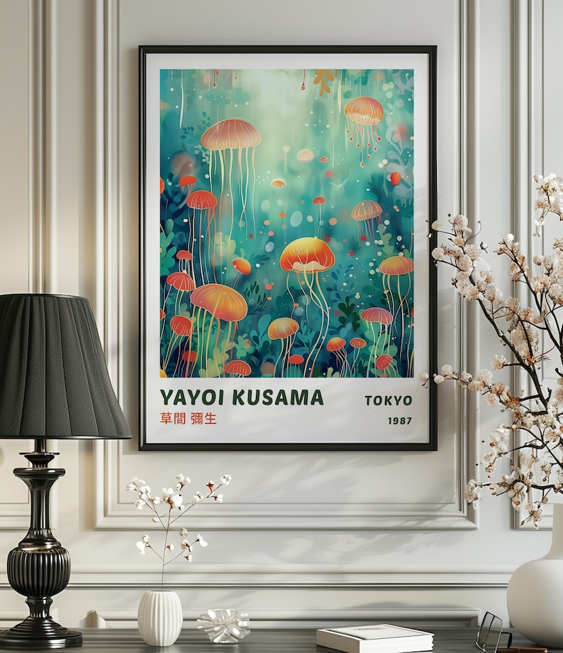 K&ouml;nnte beinhalten: Ein Poster mit einem abstrakten Gem&auml;lde von Quallen in Orange-, Rosa- und Blaut&ouml;nen vor einem gr&uuml;n-blauen Hintergrund. Das Poster tr&auml;gt den Titel "Yayoi Kusama" mit dem Text "Tokyo 1987" und "草間彌生" in Japanisch.
