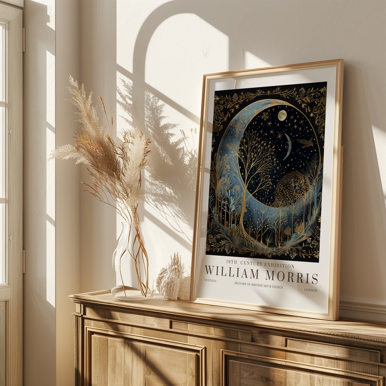 Pode incluir: Um p&ocirc;ster emoldurado com um design de lua crescente dourada em um fundo preto. O p&ocirc;ster apresenta o texto "19TH CENTURY EXHIBITION WILLIAM MORRIS TEXTILES HISTORY OF BRITISH ART & DESIGN LONDON".
