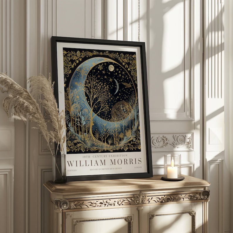 Pode incluir: Um p&ocirc;ster emoldurado em preto com uma lua crescente dourada e &aacute;rvores sobre um fundo azul escuro. O p&ocirc;ster diz "19th Century Exhibition William Morris History of British Art & Design Textiles London".