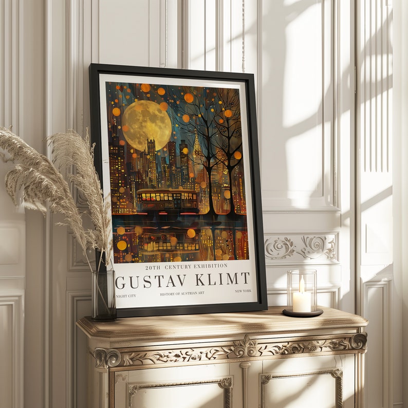 Pu&ograve; includere: Un poster incorniciato con un dipinto di uno skyline notturno di una citt&agrave; con luna piena e un tram. Il poster &egrave; intitolato "20th Century Exhibition" e presenta il nome dell'artista "Gustav Klimt" in grandi lettere. Il poster include anche il testo "Night City, History of Austrian Art, New York."
