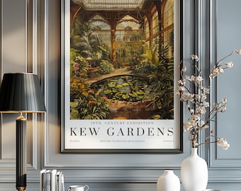 Puede incluir: Una impresión enmarcada de Kew Gardens, con una ilustración detallada del interior de un invernadero con plantas exuberantes y un estanque. La impresión incluye el texto "19th Century Exhibition Kew Gardens". Una lámpara negra y jarrones blancos en primer plano.