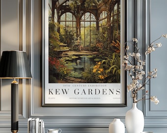 Può includere: Una stampa incorniciata di Kew Gardens, con un'illustrazione dettagliata di un interno di serra con uno stagno e una vegetazione lussureggiante. La stampa è esposta su una parete grigia, accanto a una lampada nera e vasi bianchi. Il testo "19TH CENTURY EXHIBITION KEW GARDENS" è visibile.