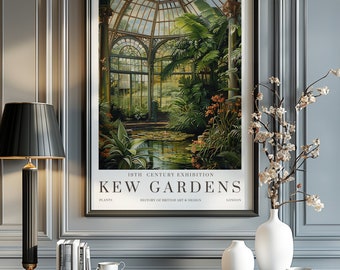 Puede incluir: Una impresión enmarcada de los Jardines de Kew, que presenta una ilustración botánica de un interior de invernadero con un estanque y plantas tropicales. La impresión se exhibe con una lámpara negra, libros y jarrones blancos.