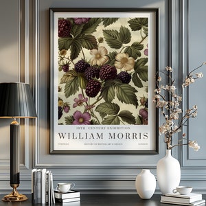 Może przedstawiać: Winietkowy plakat z botanicznym rysunkiem jeżyn i kwiatów. Plakat zatytułowany jest "19th Century Exhibition William Morris Textiles History of British Art & Design London."