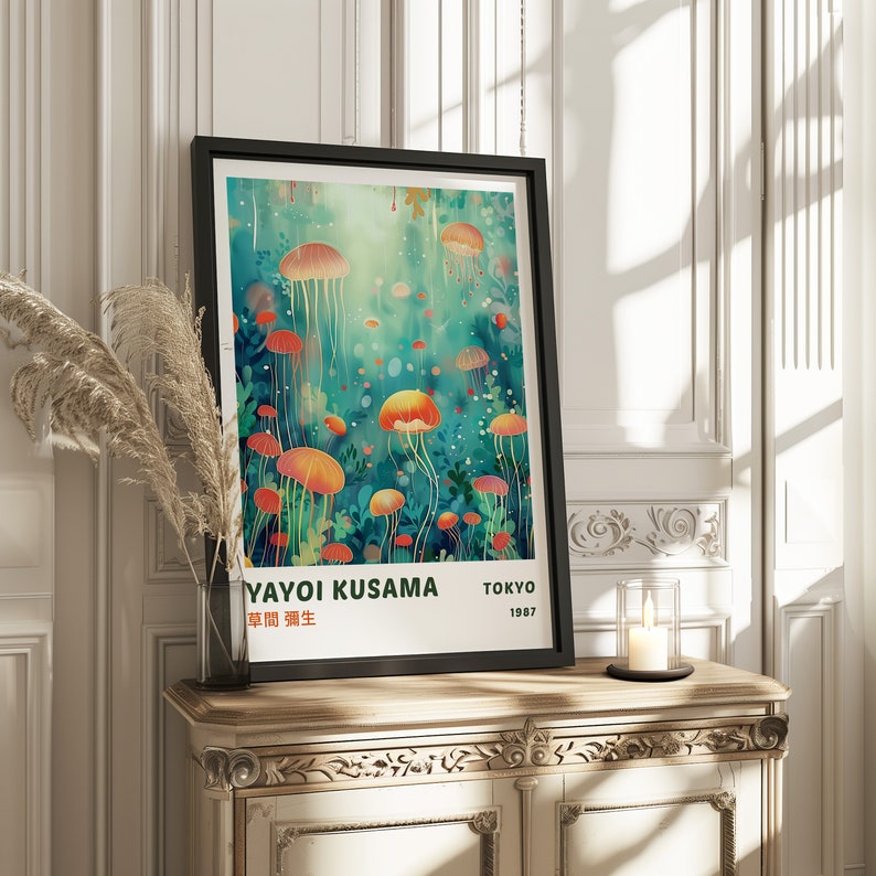 K&ouml;nnte beinhalten: Ein gerahmtes Poster mit einer farbenfrohen Illustration von Quallen in Orange-, Gelb- und Blaut&ouml;nen. Das Poster tr&auml;gt den Titel "Yayoi Kusama" und enth&auml;lt den Text "Tokyo 1997" und "草間彌生".