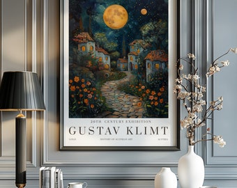 Puede incluir: Un póster que anuncia una exposición del siglo XX dedicada a la obra de Gustav Klimt. El póster presenta una pintura de un pueblo iluminado por la luna con un camino sinuoso que conduce a un grupo de casas. El texto "Gustav Klimt" está impreso en letras blancas y negritas en la parte inferior del póster.