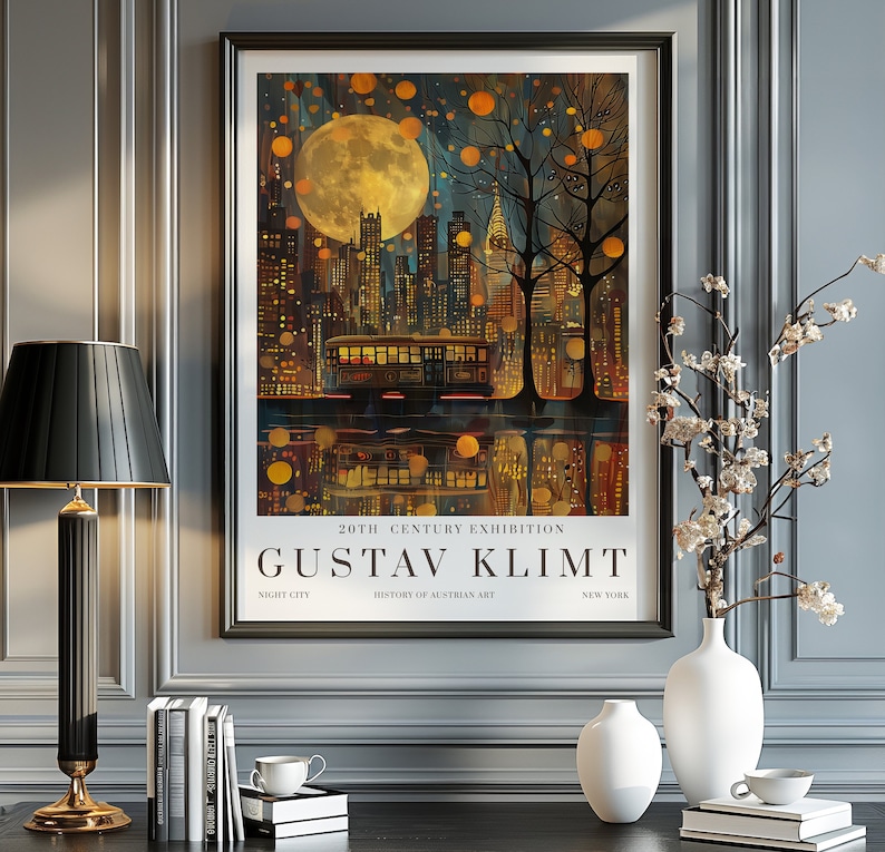 Pu&ograve; includere: Un poster che pubblicizza una mostra del XX secolo dedicata all'opera di Gustav Klimt. Il poster presenta una citt&agrave; notturna con la luna piena, un tram e il riflesso della citt&agrave; in uno specchio d'acqua. Il testo sul poster recita "Esposizione del XX secolo, Gustav Klimt, Citt&agrave; notturna, Storia dell'arte austriaca, New York."