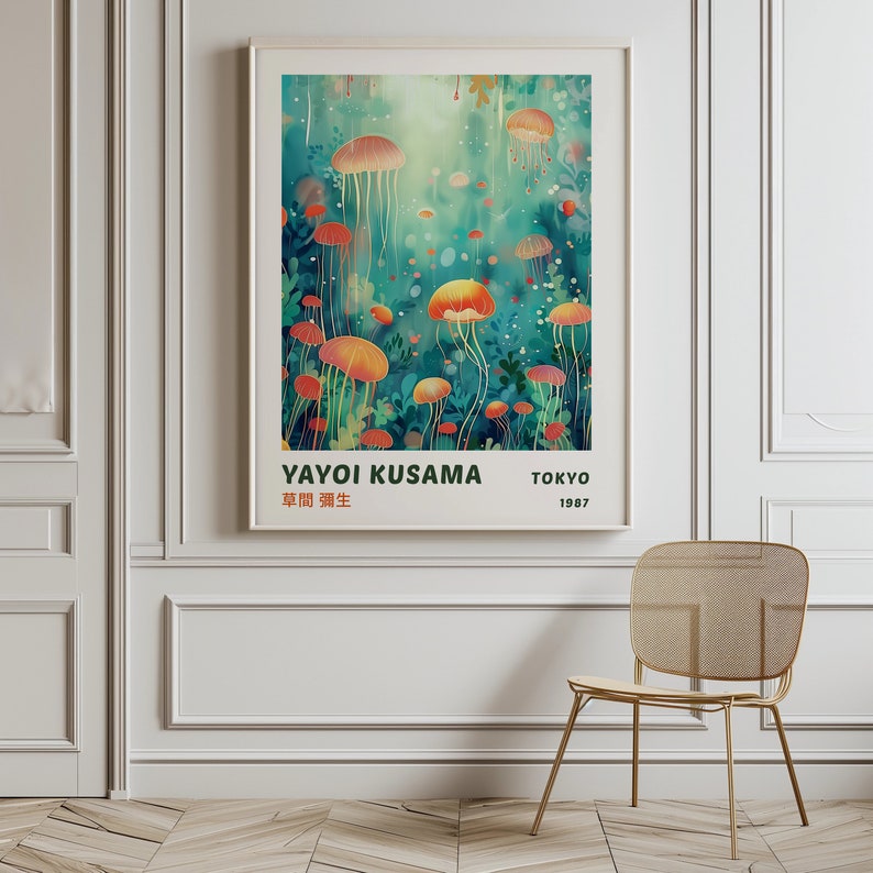 K&ouml;nnte beinhalten: Ein Poster mit einem abstrakten Gem&auml;lde von orangefarbenen und roten Quallen in einer blauen und gr&uuml;nen Unterwasserlandschaft. Das Poster tr&auml;gt den Text "YAYOI KUSAMA" und "TOKYO 1997" am unteren Rand.