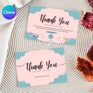 以下が含まれることがあります： ピンクとブルーのサンキューカードで、「ありがとう」というテキストが装飾的なフォントで書かれています。カードには割引コード「20SALECODE」と、ロゴとウェブサイトアドレスを入れるスペースがあります。カードには「お問い合わせ」というテキストと、メール、Facebook、Instagramのアイコンも含まれています。