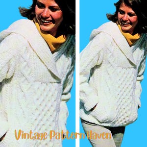 Könnte beinhalten: Ein weißer gestrickter Kapuzenpullover mit einem Zopfmuster und einem großen Kragen. Der Pullover hat Taschen auf der Vorderseite und wird von einer Frau mit langen braunen Haaren getragen.