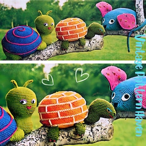 Pode incluir: Uma coleção de criaturas de crochê coloridas e feitas à mão, incluindo um caracol azul, uma lagarta verde, uma tartaruga laranja e um rato azul, todos empoleirados em um galho de árvore. A imagem tem o texto "Vintage Pattern Haven".