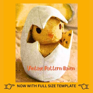 Pode incluir: Um pintinho amarelo de pelúcia emerge de uma casca de ovo branca. O pintinho tem olhos castanhos e um bico rosa. A casca do ovo está aberta, revelando o pintinho dentro. O texto "Vintage Pattern Haven" e "NOW WITH FULL SIZE TEMPLATE" estão na imagem.