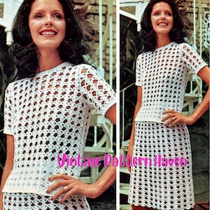 Może przedstawiać: Biały zestaw topu i spódnicy z szydełka. Top ma krótkie rękawy i okrągły dekolt. Spódnica sięga do kolan. Wzór szydełkowy ma otwarty, geometryczny wzór. Widoczny jest tekst "Vintage Pattern Haven".