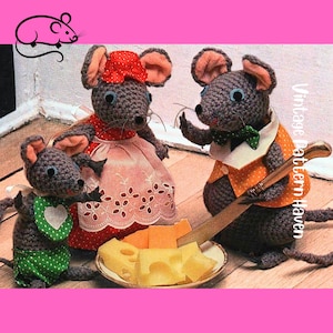 Op de afbeelding: Een gehaakte muizenfamilie, waaronder een moeder muis met een rode muts en roze schort, een vader muis met een houten mes en een kind muis met een groene slab. Een bord met kaas staat voor hen. De tekst "Vintage Pattern Haven" is zichtbaar.