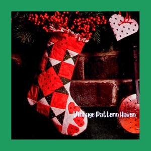 Peut inclure: Une chaussette de Noël rouge et blanche avec un motif patchwork de cœurs et de triangles. La chaussette a un dessus à volants et se trouve près d'une cheminée. Le texte "Vintage Pattern Haven" est visible.
