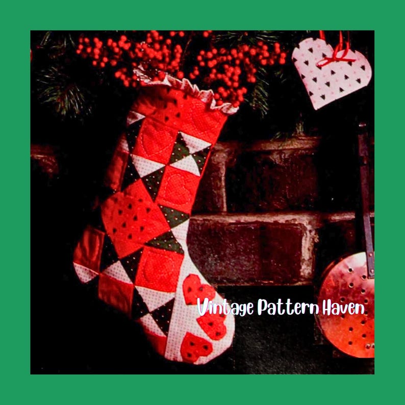 Peut inclure: Une chaussette de No&euml;l rouge et blanche avec un motif patchwork de c&oelig;urs et de triangles. La chaussette a un dessus &agrave; volants et se trouve pr&egrave;s d'une chemin&eacute;e. Le texte "Vintage Pattern Haven" est visible.