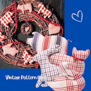 Puede incluir: Una corona rústica con adornos de animales de cuadros rojos y blancos y decoraciones en forma de corazón. Un cerdo y otras figuras de animales de tela se exhiben en primer plano. El texto "Vintage Pattern Haven" es visible.