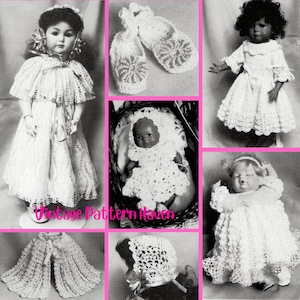 Peut inclure: Une collection de photographies en noir et blanc présentant des modèles de crochet pour poupées, incluant des robes, des capes, des bonnets et des chaussons. Les images montrent diverses poupées portant des vêtements en crochet blanc.